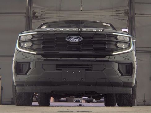 Used 2025 Ford Expedition Active AWD/4WD image 2