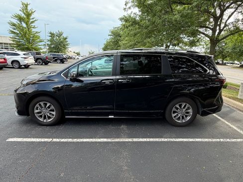 Used 2025 Toyota Sienna XLE FWD image 2