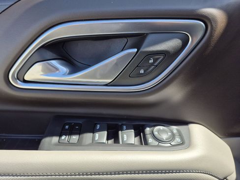 Used 2023 GMC Yukon XL SLT w/ SLT Premium Package image 9