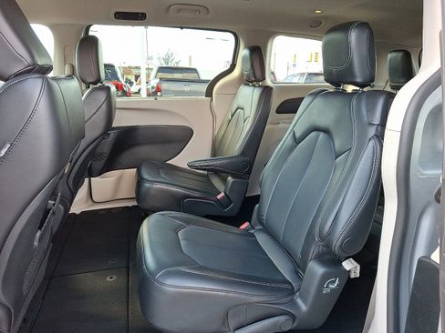 Used 2024 Chrysler Pacifica Touring-L image 11