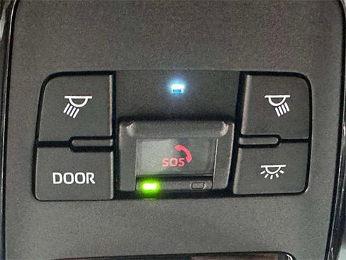 Used 2023 Toyota Venza LE image 37