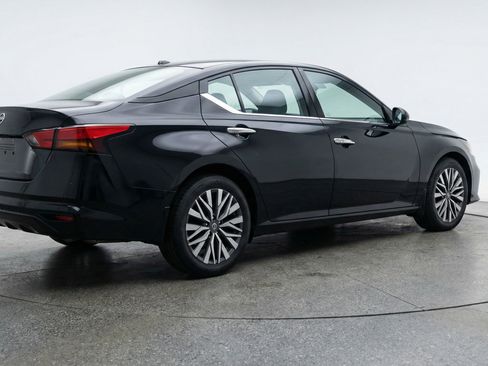 Used 2025 Nissan Altima 2.5 SV FWD image 9