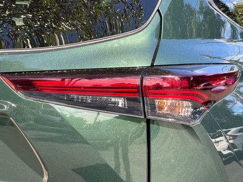 Used 2024 Toyota Highlander LE image 29