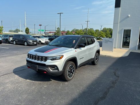 Used 2025 Jeep Compass Trailhawk AWD/4WD image 2