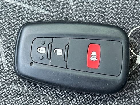 Used 2021 Toyota RAV4 XLE AWD/4WD image 30