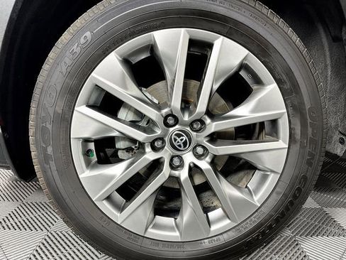 Used 2022 Toyota RAV4 XLE Premium image 11