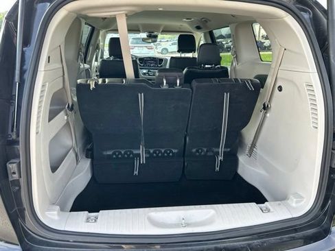 Used 2024 Chrysler Pacifica Touring-L FWD image 11