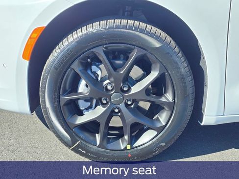 New 2027 Chrysler Pacifica Limited AWD/4WD image 9