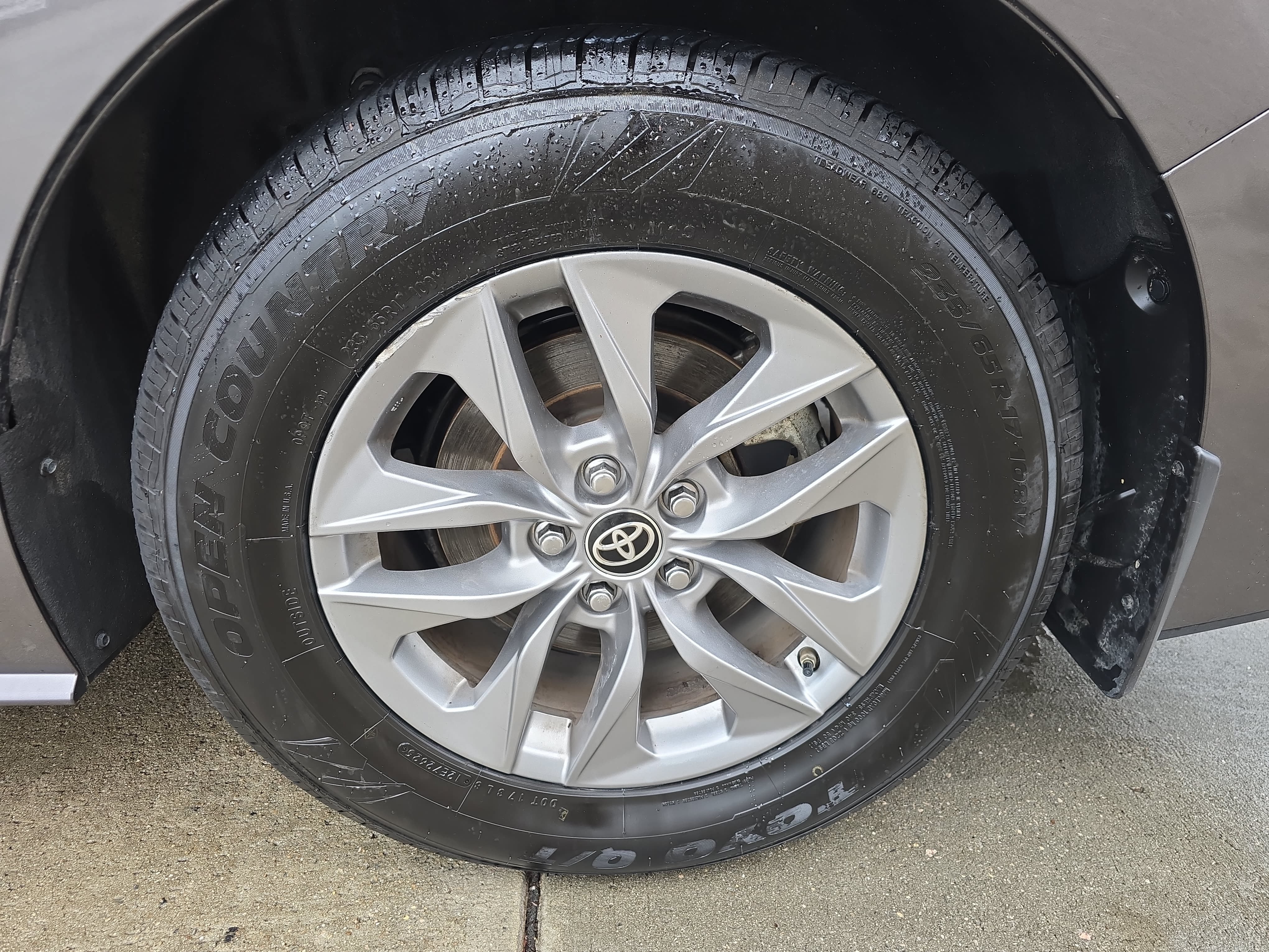 Used 2024 Toyota Sienna XLE FWD image 34