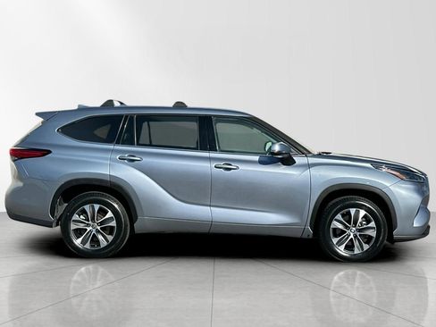 Used 2021 Toyota Highlander XLE FWD image 2