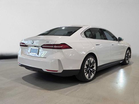 Used 2025 BMW i5 xDrive40 w/ Premium Package AWD/4WD image 3