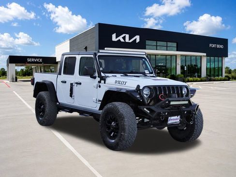 Used 2023 Jeep Gladiator Overland AWD/4WD image 3