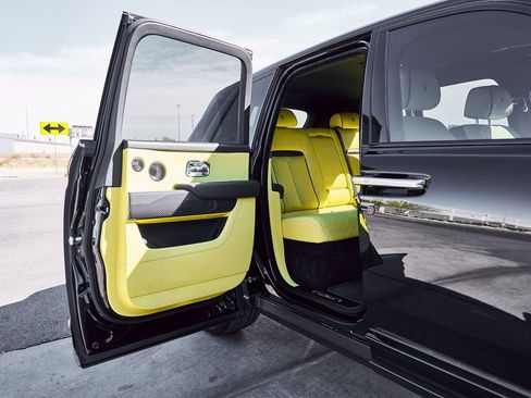 Used 2022 Rolls-Royce Cullinan Black Badge w/ Dark Exterior Package image 28