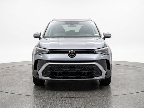 Used 2025 Volkswagen Taos SE image 2