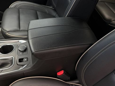 Used 2023 Chevrolet Traverse Premier FWD image 11