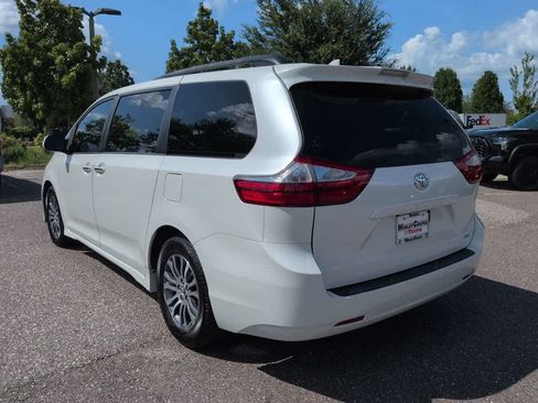 Used 2019 Toyota Sienna XLE FWD image 4