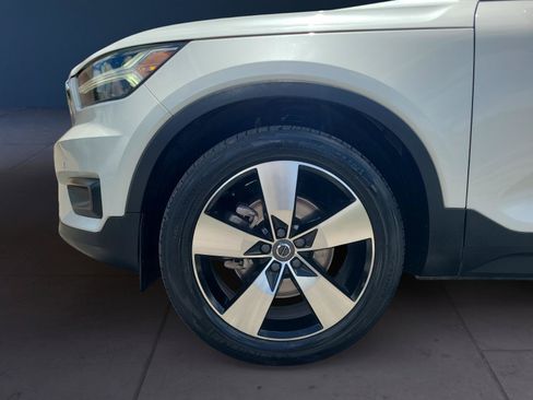 Used 2021 Volvo XC40 T4 Momentum w/ Premium Package FWD image 9
