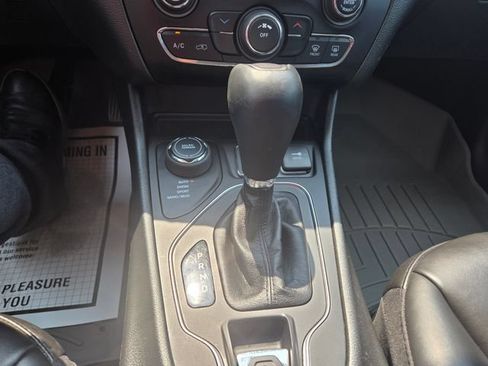 Used 2021 Jeep Cherokee Latitude Plus AWD/4WD image 17