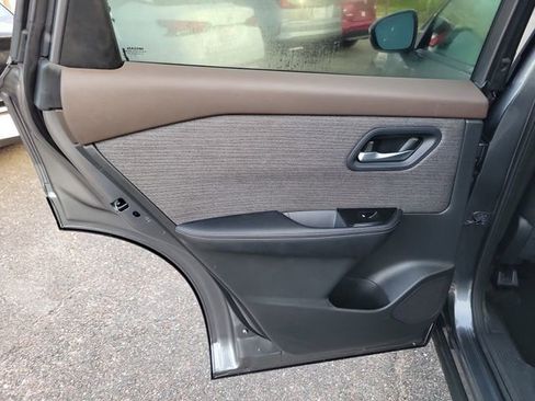 Used 2023 Nissan Rogue SV image 31