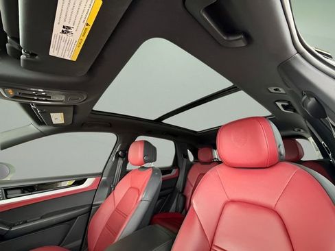 Used 2024 Porsche Cayenne image 30