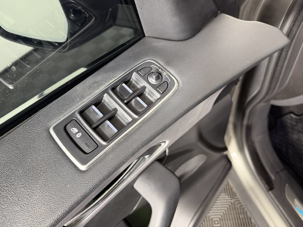 Used 2019 Jaguar F-PACE Portfolio AWD/4WD image 39