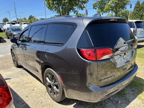 Used 2019 Chrysler Pacifica Limited w/ Advanced Safetytec Group FWD image 6