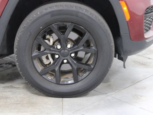 Used 2024 Jeep Grand Cherokee Altitude AWD/4WD image 12