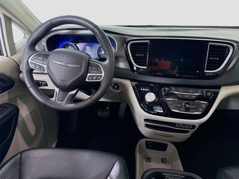 Used 2023 Chrysler Pacifica Touring-L FWD image 2
