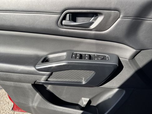 Used 2023 Nissan Pathfinder SV image 9