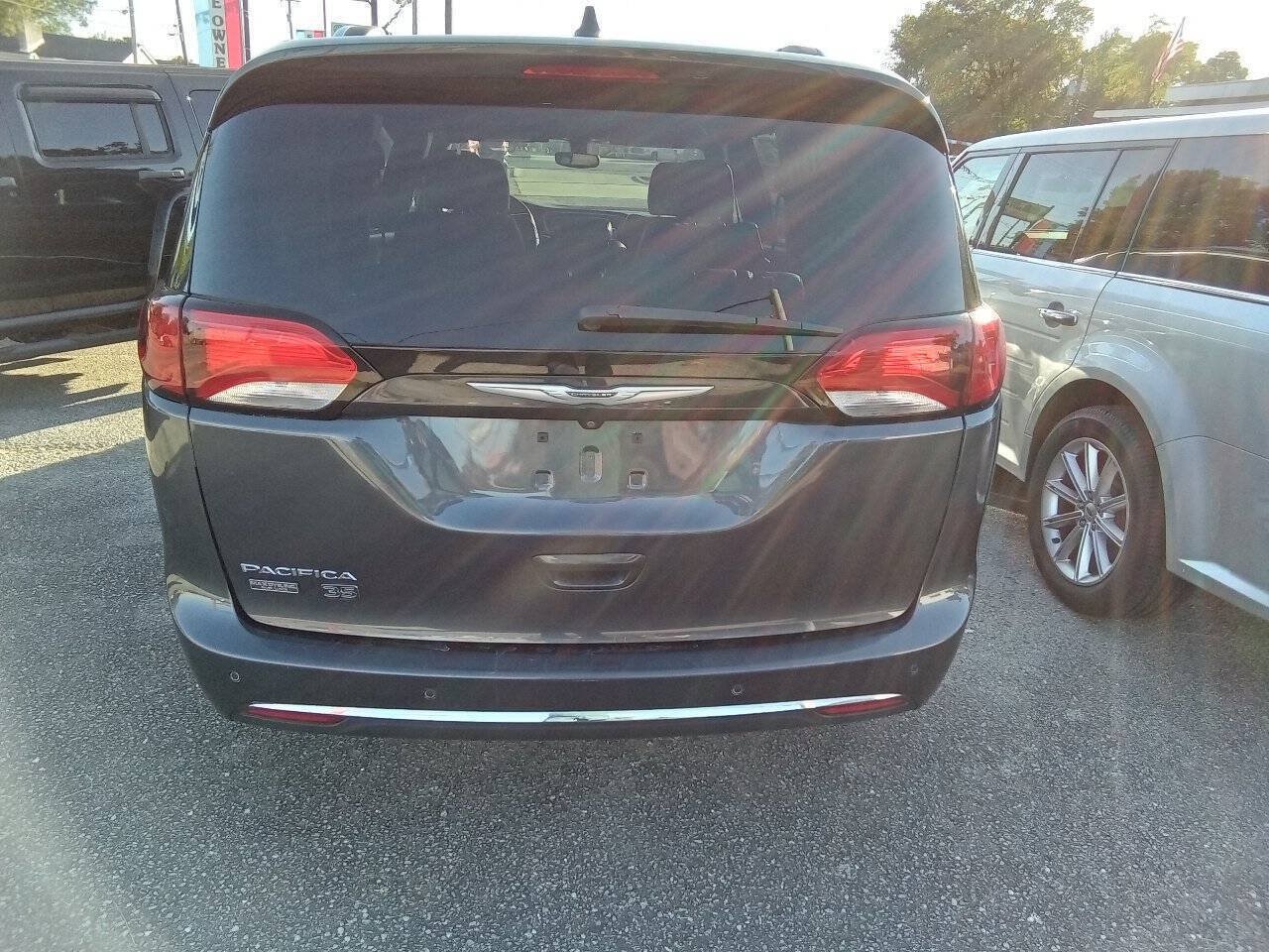 Used 2020 Chrysler Pacifica Touring-L FWD image 9