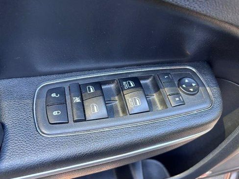 Used 2018 Chrysler 300 S w/ 300S Premium Group RWD image 8