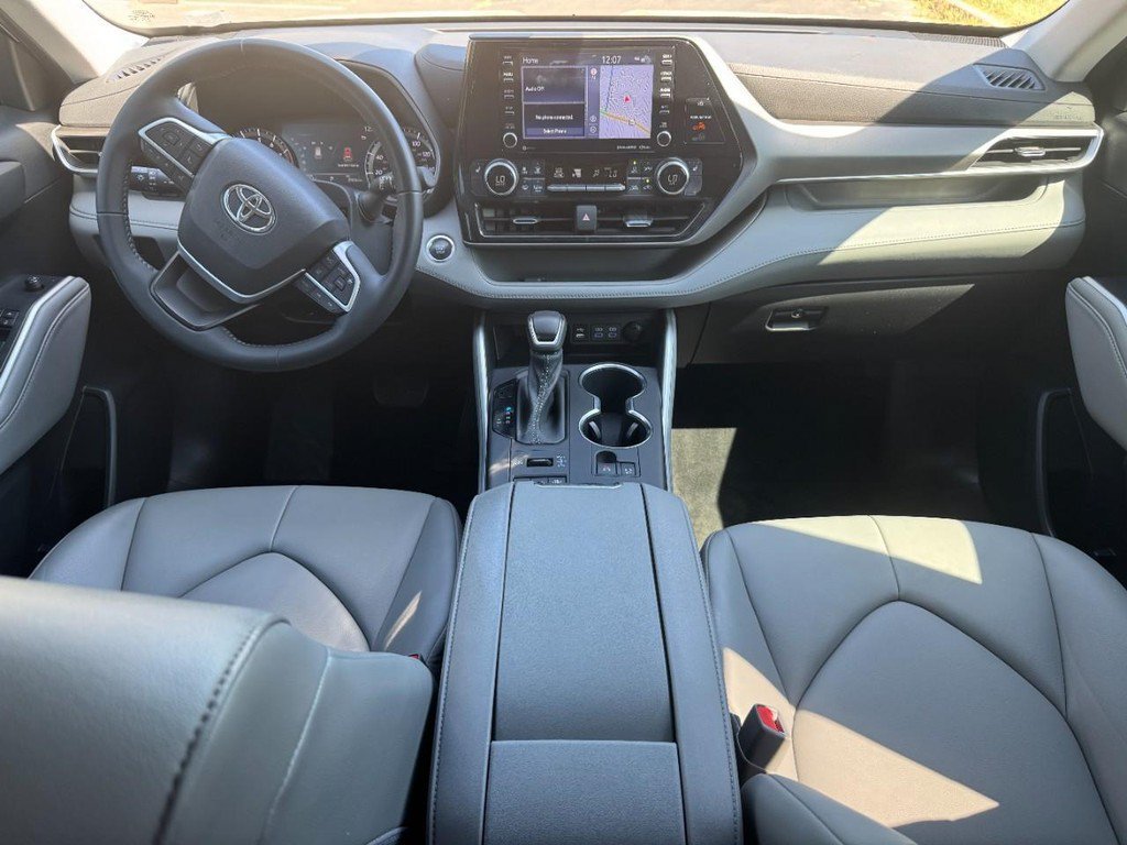 Used 2022 Toyota Highlander XLE AWD/4WD image 18