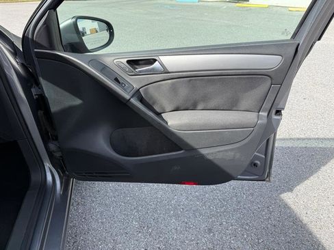 Used 2010 Volkswagen Golf 4-Door image 18