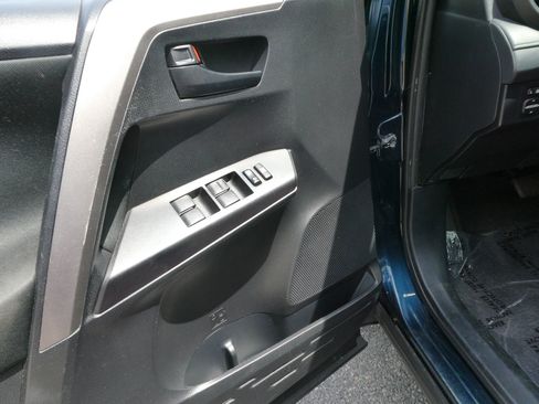 Used 2018 Toyota RAV4 LE AWD/4WD image 14