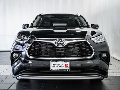 New 2026 Toyota Highlander Platinum image 2