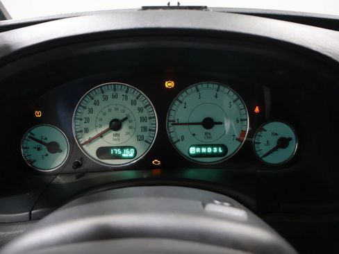 Used 2004 Chrysler Town & Country Limited image 31