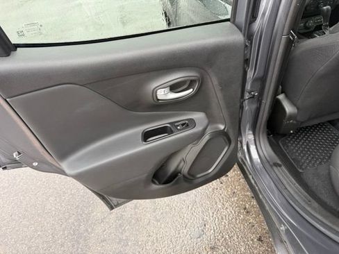Used 2023 Jeep Renegade Latitude AWD/4WD image 10