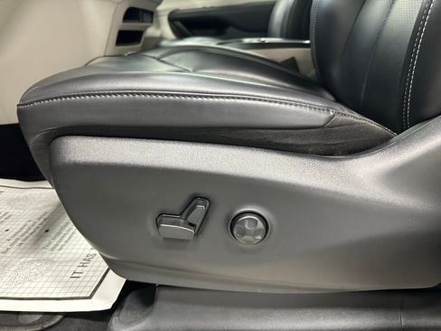 Used 2023 Chrysler Pacifica Touring-L image 12
