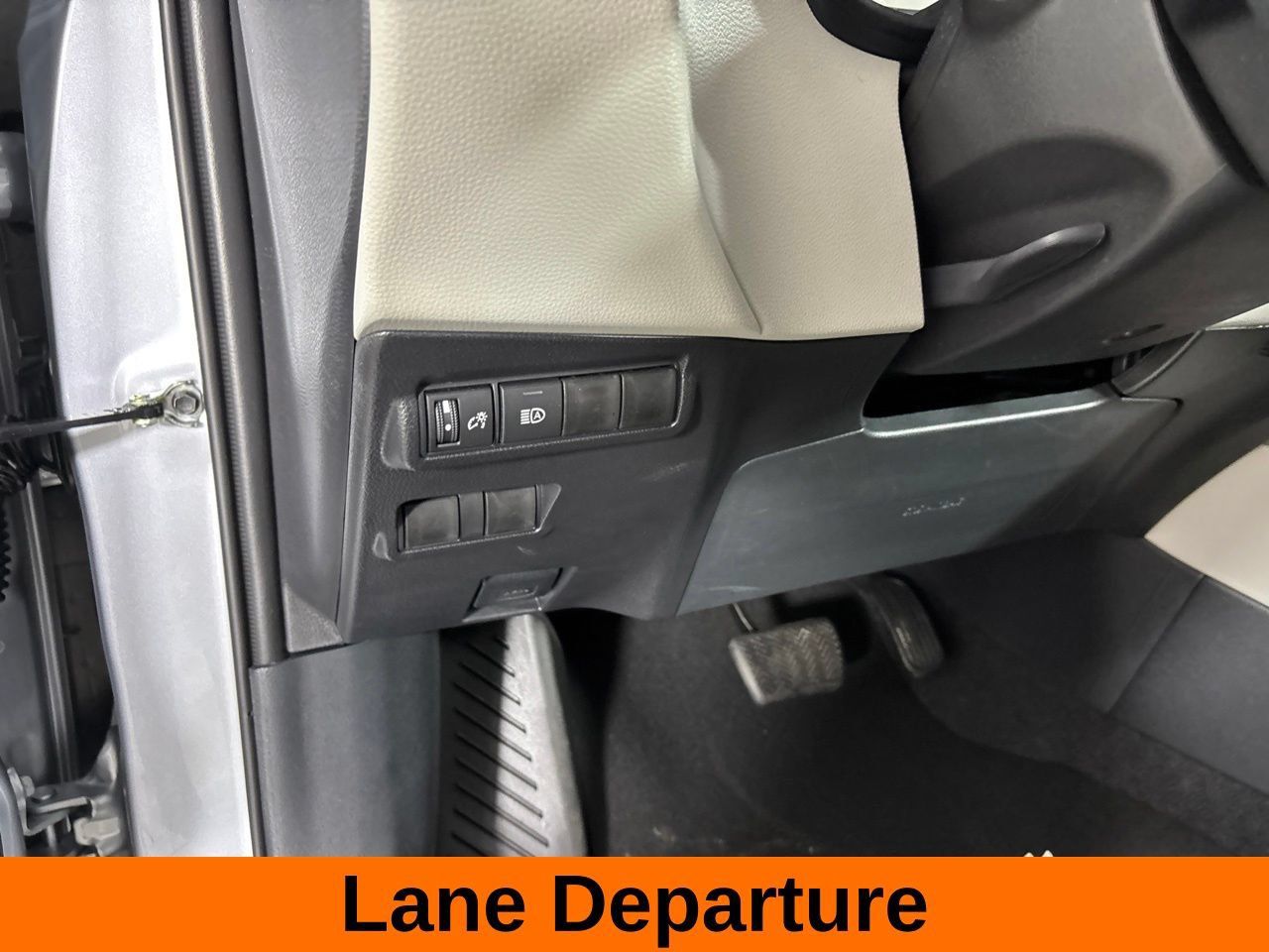 Used 2025 Toyota Corolla Cross L FWD image 14
