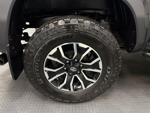 Used 2022 Toyota Tacoma TRD Sport w/ Technology Package image 12