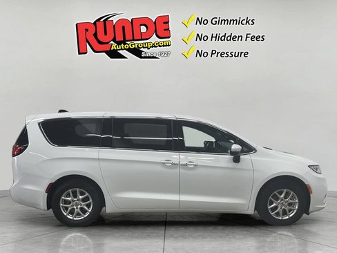 Used 2023 Chrysler Pacifica Touring FWD image 6
