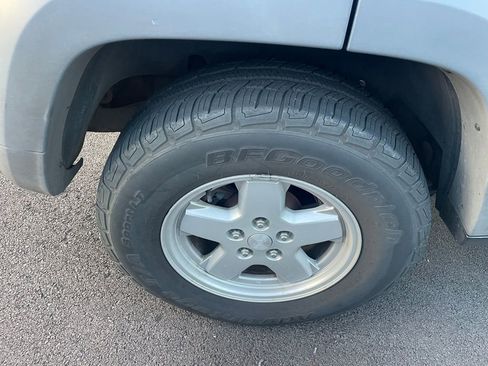 Used 2005 Jeep Liberty Sport w/ Skid Plate Group image 3