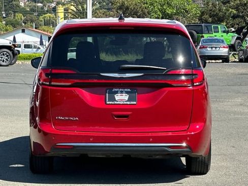 Used 2025 Chrysler Pacifica Select image 5