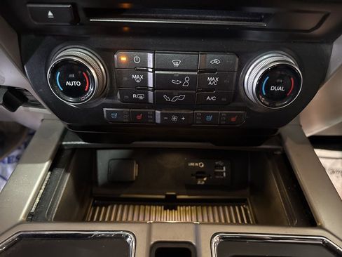Used 2015 Ford F150 Lariat w/ Equipment Group 502A Luxury AWD/4WD image 32