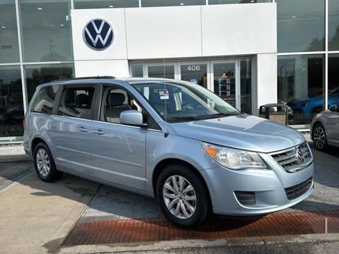 Used 2012 Volkswagen Routan SE FWD image 1