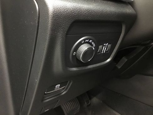 Used 2024 Jeep Grand Cherokee L Altitude AWD/4WD image 9