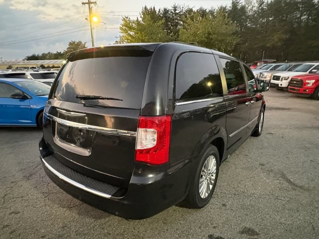 Used 2015 Chrysler Town & Country Touring-L w/ Driver Convenience Group FWD image 5