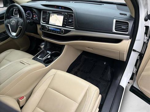 Used 2017 Toyota Highlander XLE image 25