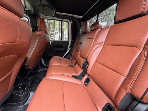 Used 2021 Jeep Gladiator Overland image 13