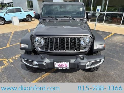 Used 2025 Jeep Gladiator Sport AWD/4WD image 2